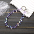 Dragonne de téléphone en perles de cristal irisées violettes avec breloque pièce rétro - Violet