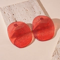 Dettaglio di orecchini in resina traslucida rossa con texture su base in pietra - Perno per orecchini in argento - Rosso