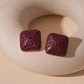 Dettaglio di orecchini vintage quadrati in finta pelle bordeaux con bordi in metallo oro - Texture in Pelle Quadrata / Viola (Perno in Argento S925)