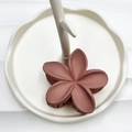 Pinza per capelli a fiore di frangipani marrone rosso opaco su vassoio bianco - 8cm / Vernice Di Gomma Rosa