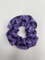 Detail of purple fabric scrunchie with Halloween motifs like bats, ghosts and stars - Night Bat Print Large 11cm