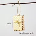 Mini confezione regalo di Natale decorativa con motivi chevron oro e bianchi appesa - Scatola Regalo Ondulata Dorata