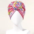 Roze Boheemse tulbandhoed met bloemenprint en een gedraaide bloemknoop op de pop - Rozerood