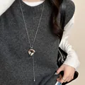 Détail du pendentif irrégulier minimaliste sur une longue chaîne de pull ajustable - Argenté