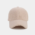 Dettaglio cappello di lana d'agnello beige con texture spessa e visiera curva invernale - Regolabile / Beige
