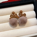 Orecchini a fiocco marroni con pompon in ecopelliccia in una scatola regalo - Perno per orecchini in argento - Caffè