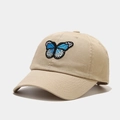 Primer plano del bordado de mariposa en la gorra de béisbol de algodón caqui - Ajustable / Caqui