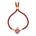 Dettaglio macro del bracciale in corda rossa con ciondolo Sacro Cuore viola e corona - Viola
