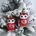 Adornos navideños de búho rojo colgados en un pino nevado con cordón dorado - Búho de Cara Redonda / 2 Piezas/Juego