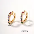 Dettaglio ravvicinato di orecchini a cuore con cristalli arcobaleno di 2.0cm e 3.6g - Oro-Zirconia Cuore Arcobaleno