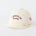 Dettaglio del ricamo cucciolo e testo sul cappello da sole per bambini piccoli - 50cm (1-3 anni) / Bianco Sporco