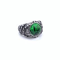 Detailaufnahme von gotischem Edelstahlring mit grünem Drachenauge und Flügelgravuren - US 7 / Grüne Augen