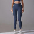 Dettaglio dei leggings da yoga blu scuro senza cuciture a vita alta con controllo addominale - S / Blu navy
