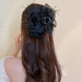 Eleganter Haarclip mit schwarzer Organzablüte an einem Model mit braunem Lockenhaar - Organza Große Blumenstil (18#)