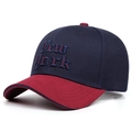 Dettaglio del ricamo New York sul cappellino da baseball a contrasto blu e rosso - Blu Navy (Corona Blu Navy Tesa Rossa)