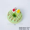 Calamita da frigo a forma di ciambella al matcha con ciliegia e crema 7cm - Con Magnete / Verde-Ciliegia
