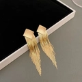 Detail van lange gouden ruitvormige kwastjes oorbellen met elegante metallic afwerking - Stijl 2 Kwastje Stud / Goud
