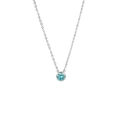 Makroaufnahme der silbernen Edelstahlkette mit rundem blauem Zirkonia-Solitäranhänger - Silber - Dezember (Türkisblau)