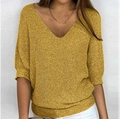 Detailansicht des ingwergelben Strickoberteils mit V-Ausschnitt und gerippten Abschlüssen - 3XL / Oberteil (V-Ausschnitt) / Gelb