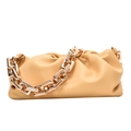 Bolso clutch beige con diseño fruncido y una correa de cadena gruesa de metal dorado - Amarillo