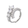 Vue macro d'une bague ouverte argentée avec cristaux colorés sertis de griffes - Platine Zirconia Blanc