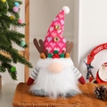 Gnomo di Natale luminoso con cappello rosso a cuori e corna su base intrecciata - 28x16x10cm / Rosa Rosso