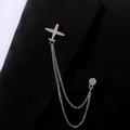 Broche avion argentée avec strass et double chaînes sur revers de veste noir - Style Avion Argent (TL24063)
