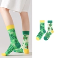 Asymmetrische grüne Baumwollsocken mit Glücksklee- und Marienkäfer-Mustern - Vierblättriges Kleeblatt-Marienkäfer-Thema (1046)