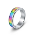 Detail eines drehbaren Edelstahlrings mit buntem Regenbogen-Inlay und silbernem Finish - US 7 / Silber