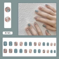 Faux ongles courts carrés bleu clair avec motifs d'étoiles et fini bleu Morandi doux - R745 Fraîcheur Printanière (Type Colle)