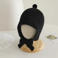 Détail du bonnet en tricot noir pour bébé avec pompon et lanières réglables - 2-5 Ans / Noir