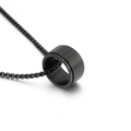 Draaibare zwarte roestvrijstalen ringhanger met gegraveerde tekens aan een boxketting - B-Stijl (KN109050-K) / Zwart