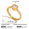 Anello in acciaio inossidabile dorato con zircone a cuore, ipoallergenico e chic - Anello Con Diamanti Laterali in Zirconia Trasparente a Cuore (JDR0307028-7)