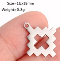 Silberner Edelstahl-Quadratanhänger mit Kreuz, Maßstab 16x18mm, zwischen Fingern - Kreuz / Stahlfarben