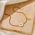 Elegante pulsera de flores en acero dorado con incrustaciones de nácar sobre piedra y seda - Pulsera Dorada (C112)