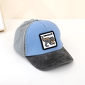 Dettaglio del ricamo a dinosauro e della toppa sulla superficie del cappellino bimbo - Giuntato Blu Chiaro/Grigio (D)