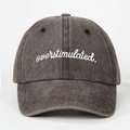 Vintage donkergrijze gewassen denim baseballpet met wit geborduurd opschrift - koffiekleur