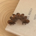 Grande pince à cheveux en acétate à motif écaille marron foncé sur un livre - 10cm / Marron
