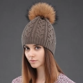 Gorro de lana de invierno trenzado en color marrón con pompón de pelo real mullido - Café + Pompón de Color Natural