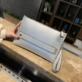 Pochette argento martellata con borchie dorate e cinturino da polso per donna trendy - Argento