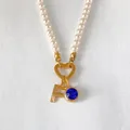 Collier de perles élégant avec pendentif lettre F plaqué or 14K et cristal bleu brillant - Lettre F