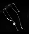 Elegante Gänseblümchen-Halskette aus silbernem Edelstahl mit Quasten und Perlendetail - Silber