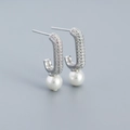 Elegante zilveren U-vormige oorknopjes met glanzende diamanten en ronde witte parels - 925 zilver / Witgoud