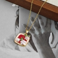 Détail du pendentif floral rétro carré avec émail rouge et petite perle blanche - Pendentif Fleur Rose Carré - Rose