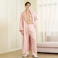 Roze koraalfleece badjas en broek set voor heren met ruitvormige reliëfdetails - M / Lichtroze (Heren)