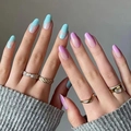 Unghie finte eleganti con design a vortice blu e viola e anelli d'oro da donna - Motivo a onde in blocchi di colore macaron (JP1349)