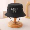 Dettaglio di cappello alla pescatora nero per bambini con ricamo hello e laccetto - 54cm(3-10 Anni) / Nero
