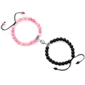 Détail de bracelets magnétiques pour couples avec perles roses et pierres noires mates - Quartz Rose + Pierre Dépolie