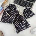 Set di tre sacchetti portaoggetti neri a pois bianchi con coulisse per il viaggio - Grande (25 * 32 cm) / Pois Neri