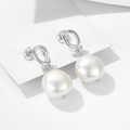 Pendientes de nudo de plata de ley 925 con perlas blancas sobre tarjeta blanca - Plata 925 / Plateado